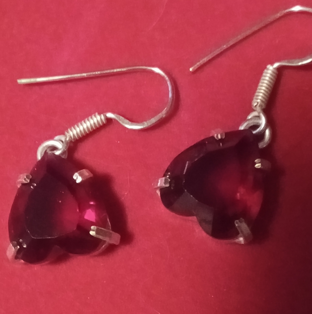 MOZAMBIQUE RED GARNET HEARTSHAPE DANGLE EARRINGS.